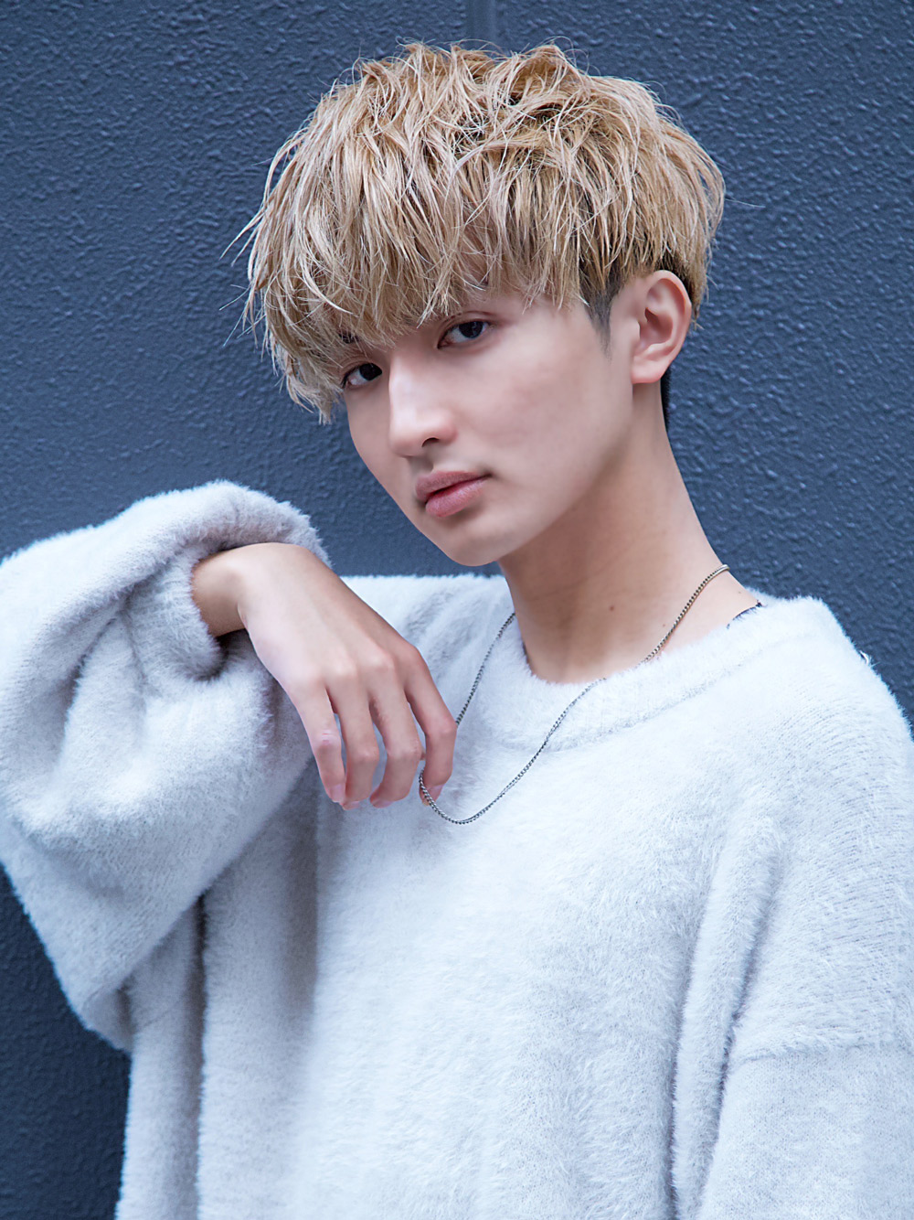 ブロンドマッシュヘアーデザイン
