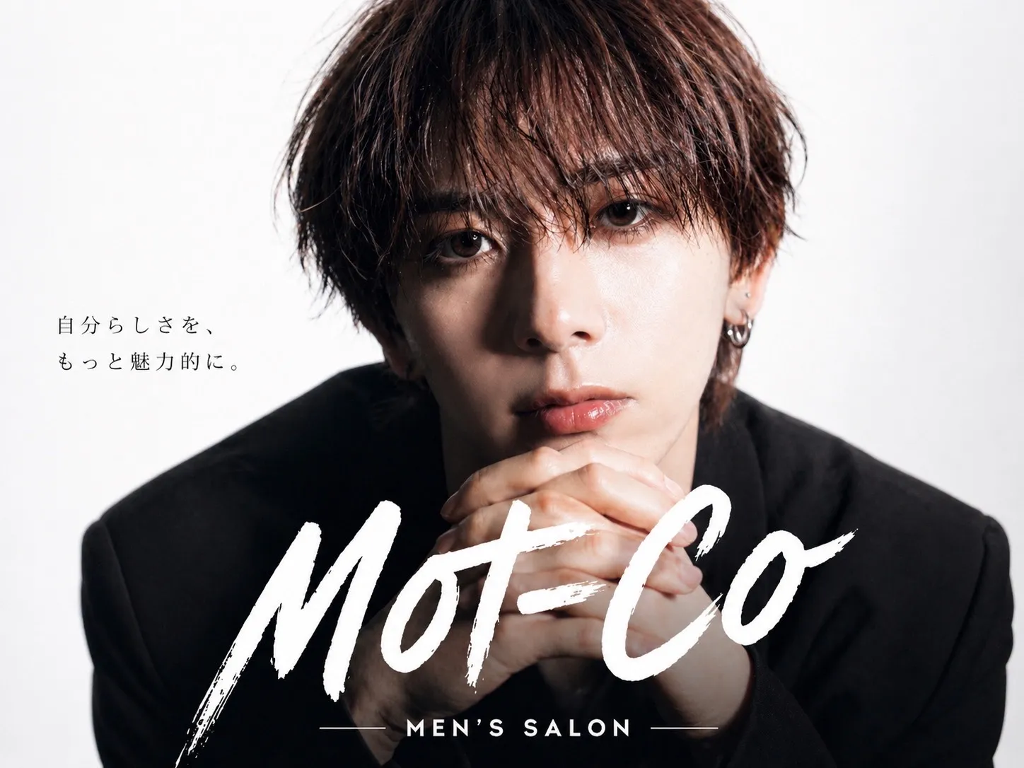 2位 モデル画像　ツヤ感のあるウェットなマッシュパーマ。黒ジャケットを着た色気のあるMot-Coのメンズスタイル。