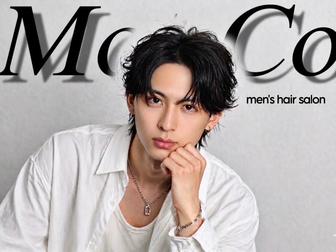 3位 モデル画像　黒髪のニュアンスセンターパート。白シャツに似合う清潔感が魅力のMot-Coメンズスタイル。